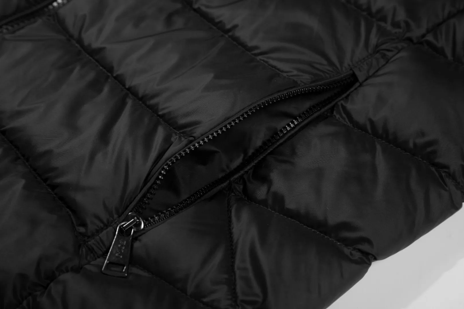 P560 White background picture [Popular in winter] Style number: 25115# Color: black/navy/grey apricot Size: S-XL - Ralph Lauren/Ralph Lauren 2025FW Winter popular half-covered high-collar hooded lightweight gall-free rib down jacket - the same as the original 400T gall-free nylon on the face Elastic hemming restraint Lightweight technological warmth - corn tooth high-quality resin zippers Large and small partition zippers Single version, single opening - ingenious restoration, full set of customized hardware and accessories, all details processed 100% - RL Ralph Lauren classic light rib down jacket. With the blessing of 25 years of rib fire, it firmly sits in the C position of this autumn and winter wardrobe. It has a light and fluffy touch. There is almost no burden on the upper body. One piece for winter in the south. It can be used as an inner layer in the north. The hood/hem can be flexibly adjusted for tightness. It can be worn for daily commuting or light outdoor scenes while keeping warm. It can also present a smart and lightweight style and texture. Regular fit. Genderless upper body. Highly recommended.
